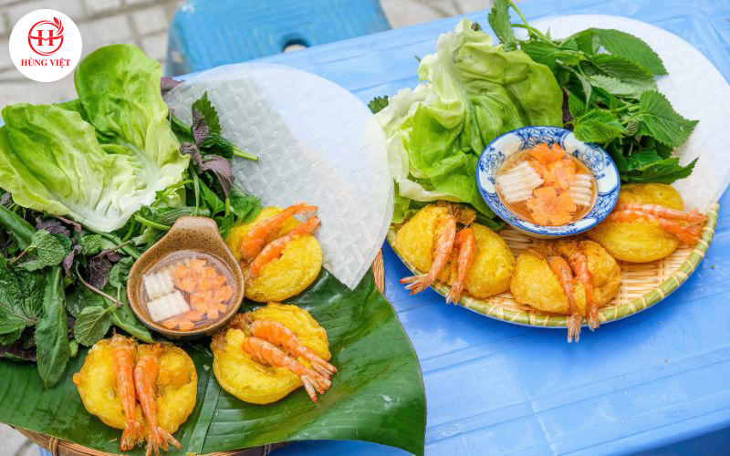 Cách ăn bánh tôm Hồ Tây đúng chuẩn