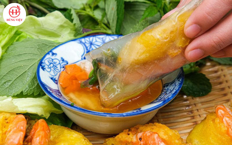 Nước chấm chua ngọt không thể thiếu khi thưởng thức bánh tôm Hồ Tây. 