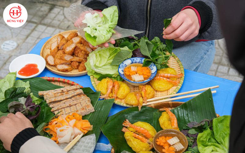 Ăn kèm rau sống tạo cảm giác thanh mát, tròn vị hơn. 