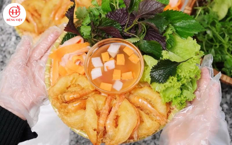 Mẹt bánh tôm hoàn thiện với chén nước chấm chua ngọt đặt giữa. 