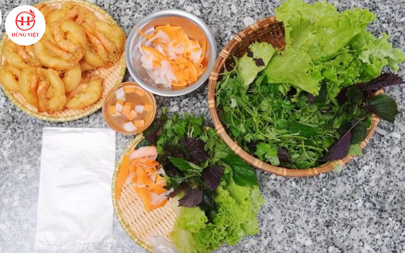Xếp rau sống và đồ chua lên mẹt. 