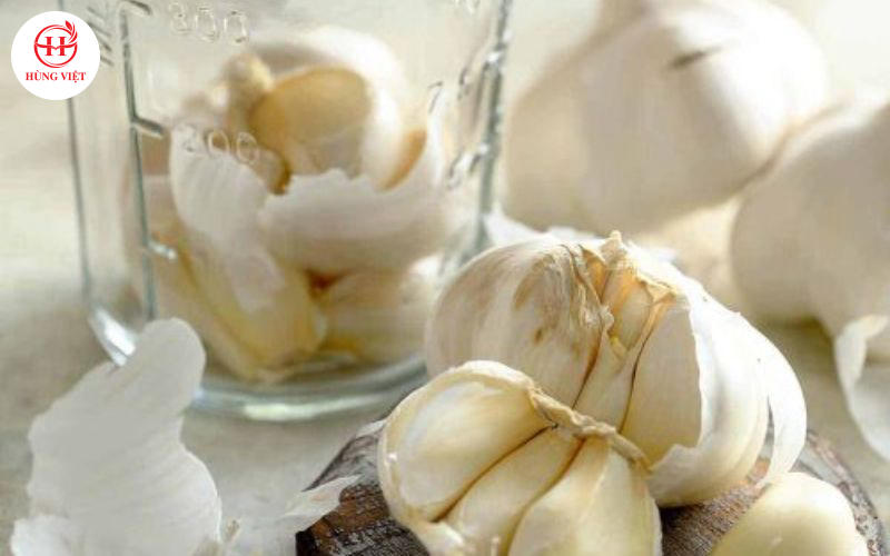 Cho tép tỏi vào hộp