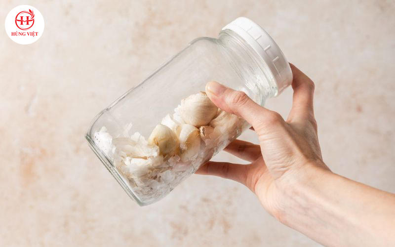Lắc mạnh nhiều lần cho đến khi vỏ tỏi dần tách