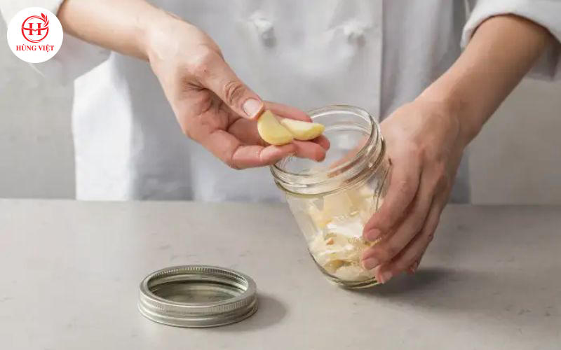 Nhặt tỏi ra khỏi bình