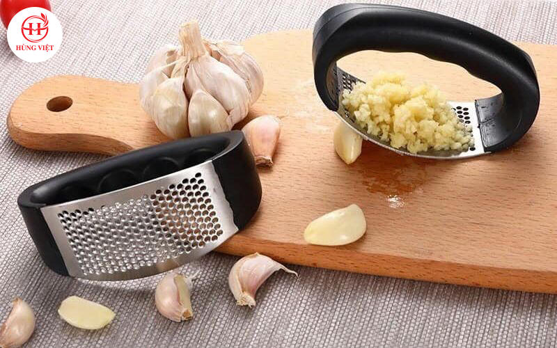 Ép mạnh để lấy phần tỏi nghiền