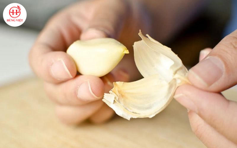 Nhẹ nhàng bóc vỏ tỏi