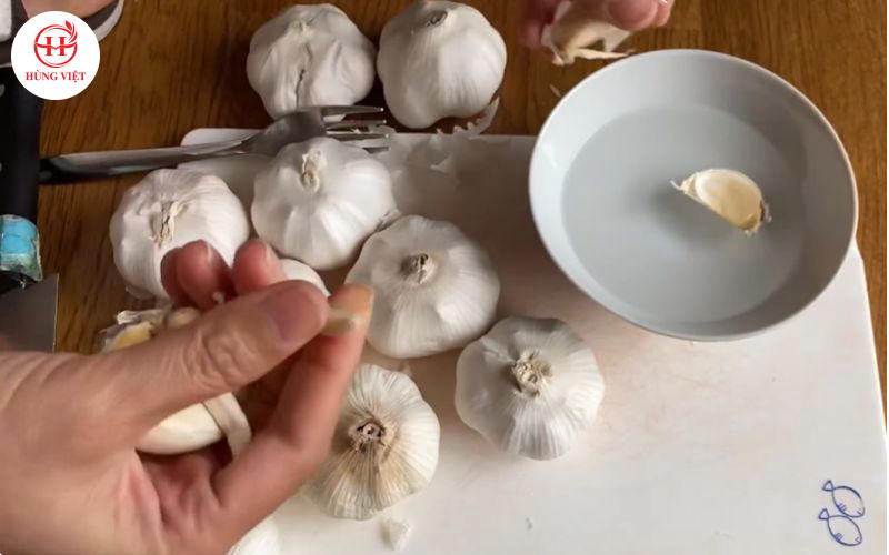 Cho tỏi vào nước ấm
