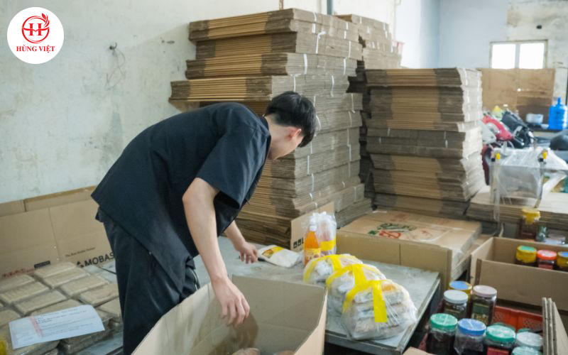 Nhân viên kho tiến hành đóng hộp và gửi hàng