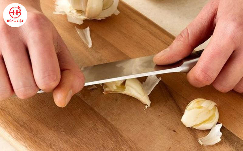 Dùng dao ép chặt tép tỏi