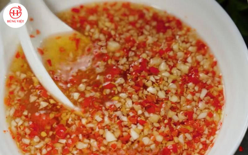 Thêm tỏi, ớt băm