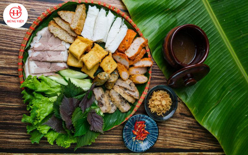 Sắp xếp các nguyên liệu bún đậu mắm tôm sao cho gọn gàng, dễ thưởng thức.