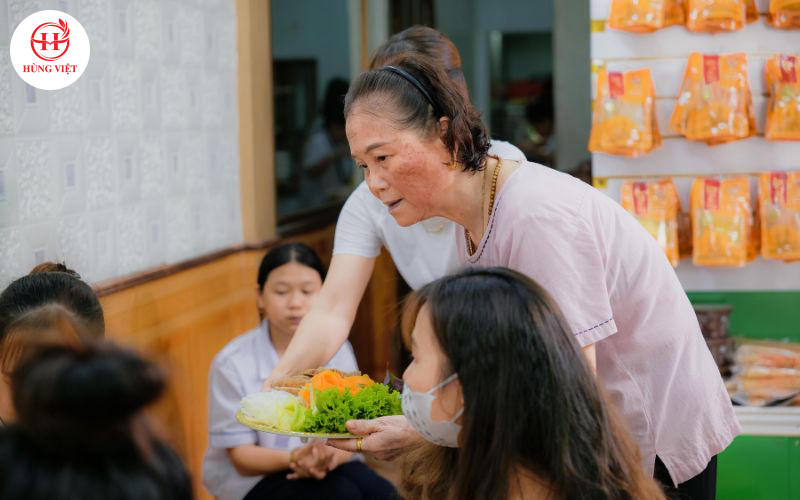 Bí quyết xử lý tình huống khách phàn nàn vì phục vụ chậm