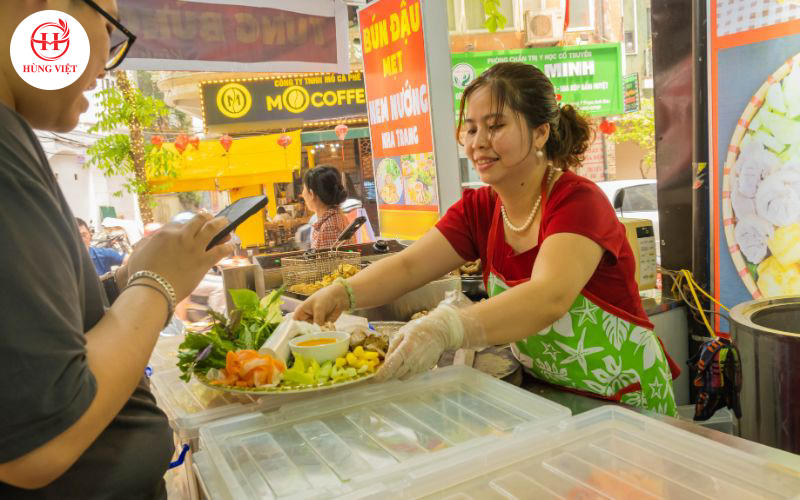 Bí quyết xử lý tình huống khách phàn nàn vì phục vụ chậm