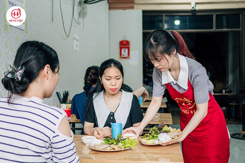 Có nên may đồng phục cho nhân viên quán ăn?