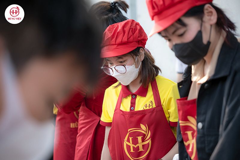 Có nên may đồng phục cho nhân viên quán ăn