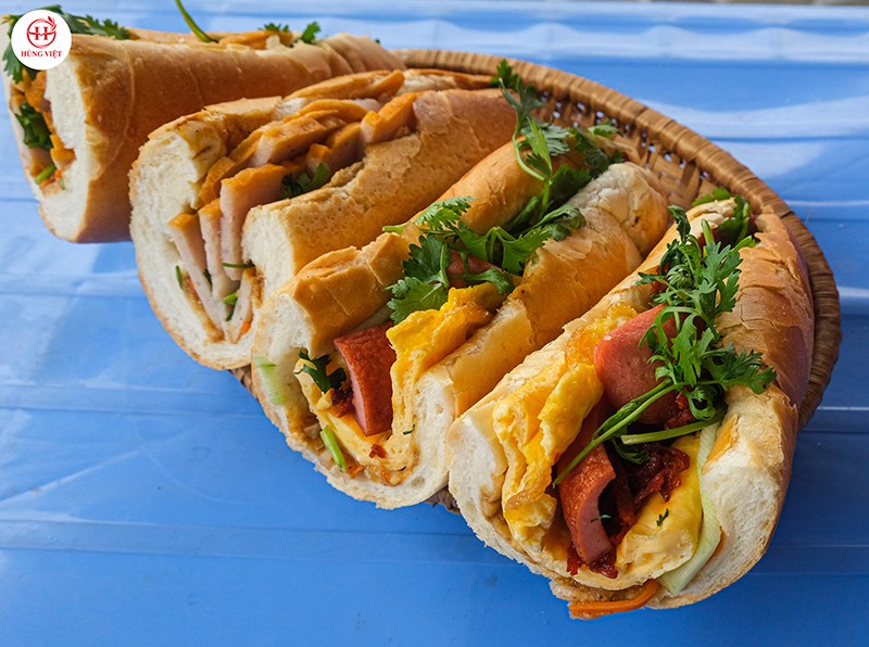 Hoàn thiện bánh mì cho khách