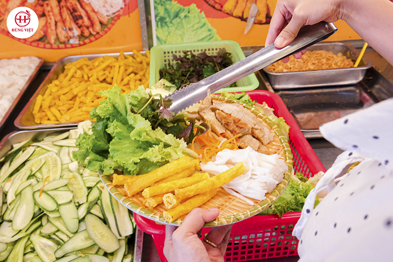 Nem que thường được sử dụng trong các buổi tiệc đứng nhờ tính tiện lợi, dễ cầm và phù hợp với hình thức phục vụ nhanh.