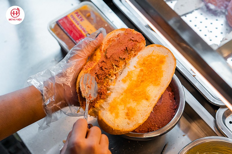 Phết pate lên bánh mì