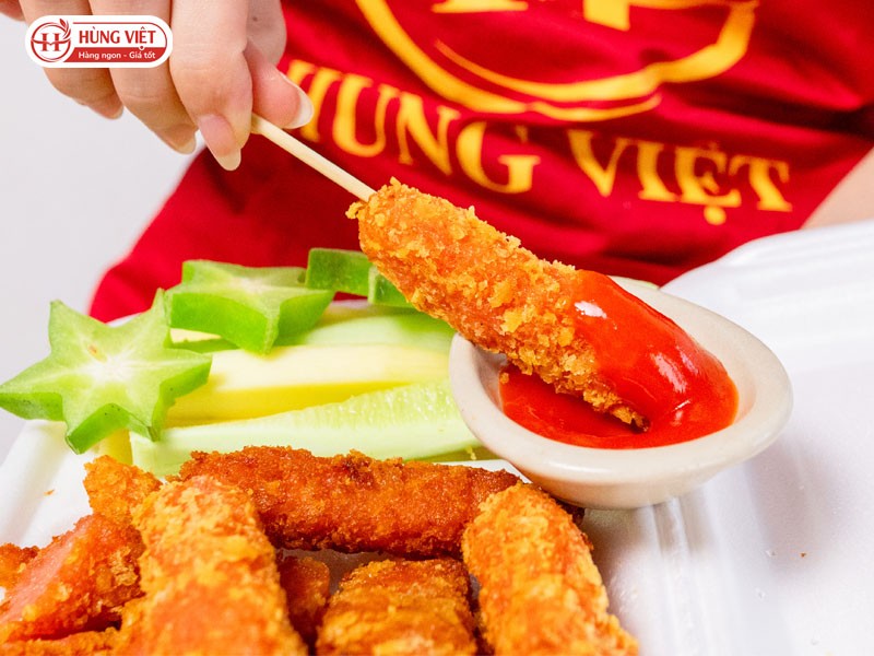 Nem chua rán ăn với tương cà - tương ớt