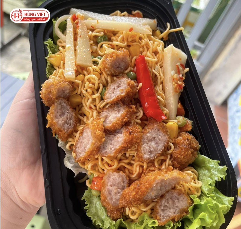 Mì tôm trộn nem chua rán