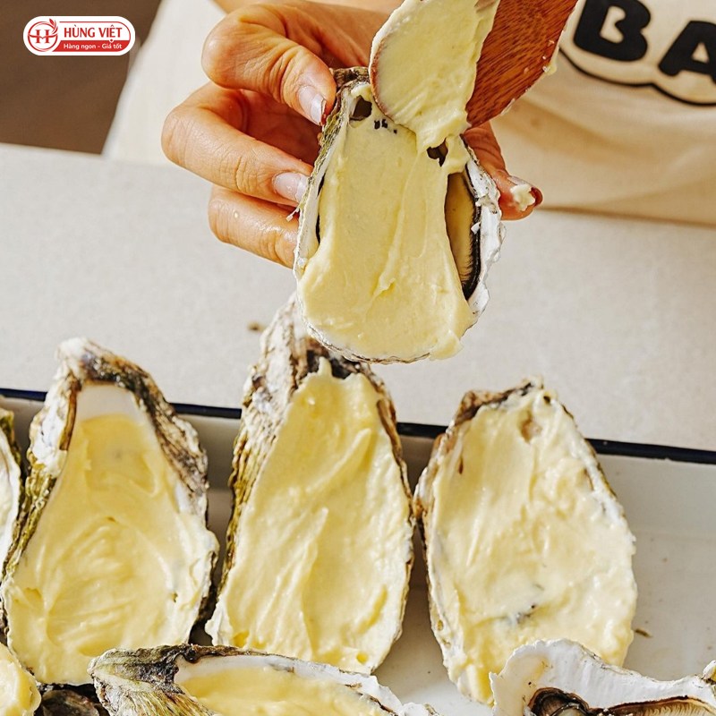 Cho phô mai lên hàu trước khi nướng