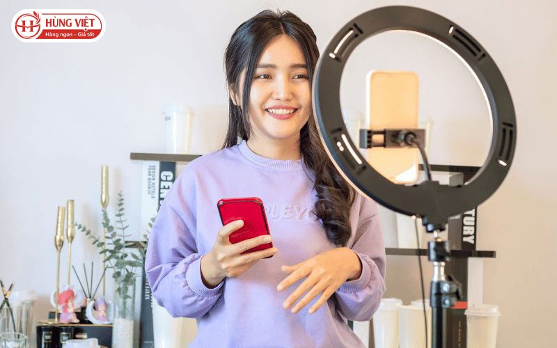 Livestream bán đồ ăn vặt