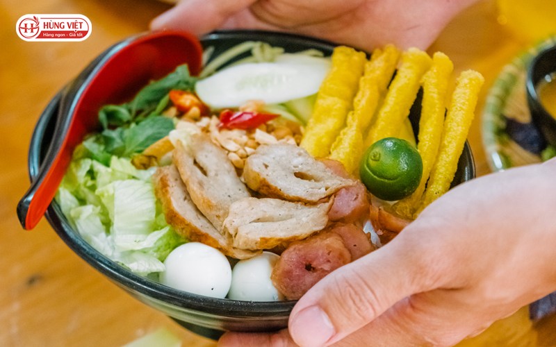 Bún trộn nem nướng