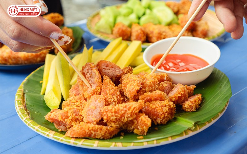 Nem chua rán món ăn vặt mùa hè