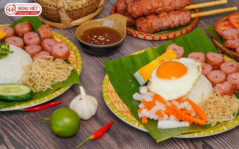 Cơm trứng xúc xích