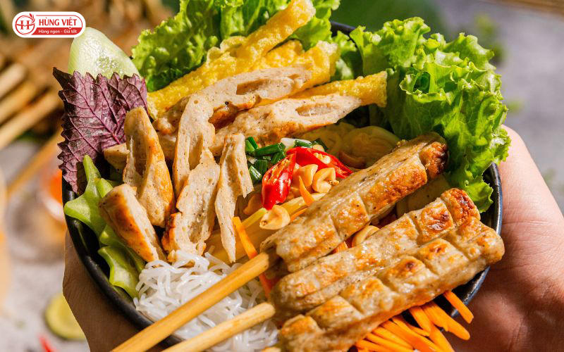 Bún trộn nem lụi - món ăn thu hút đông đảo thực khách. 