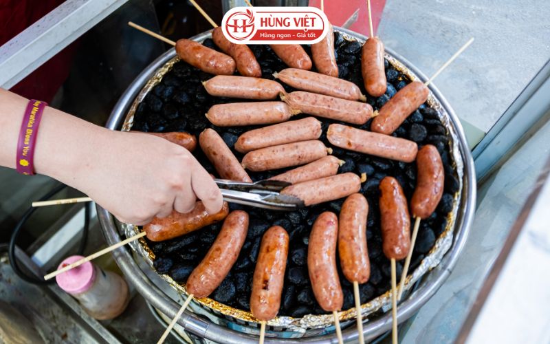 Lạp xưởng nướng đá