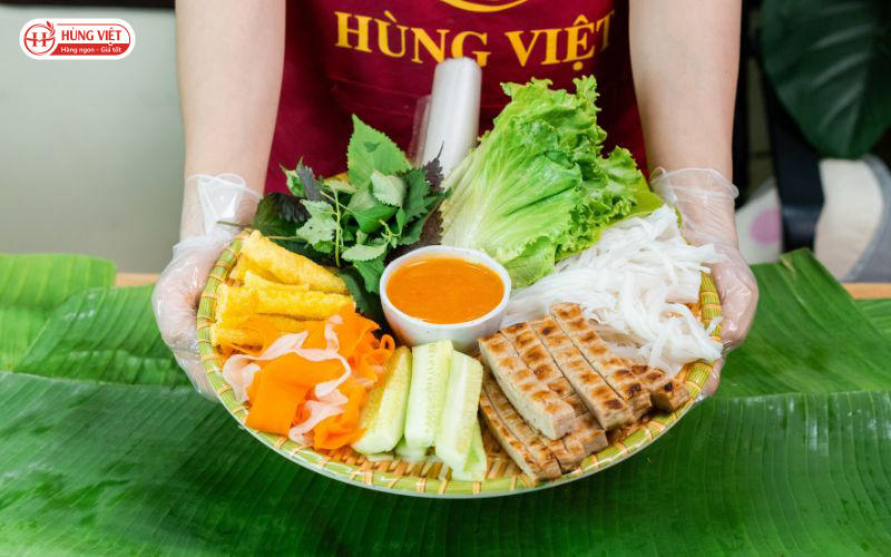 Nem nướng Nha Trang - món ăn quốc dân được nhiều tệp khách yêu thích.
