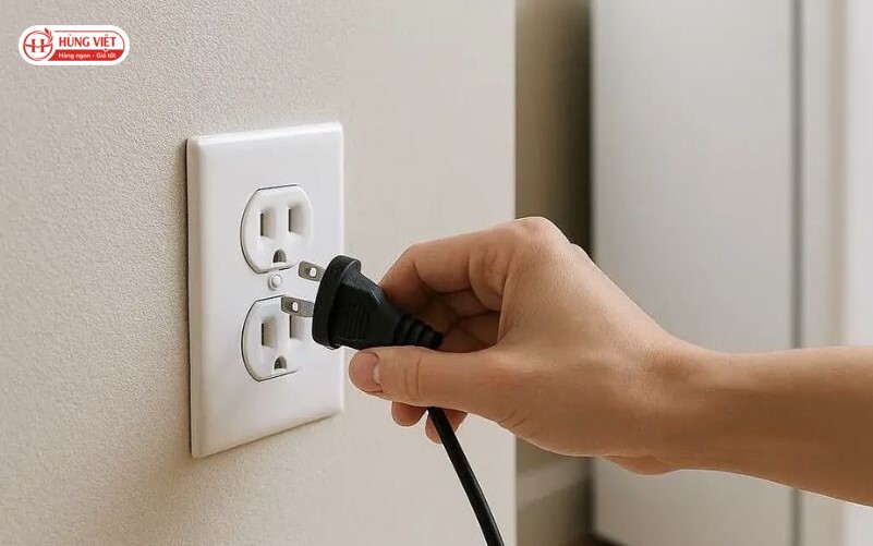 Rút nguồn điện trước khi vệ sinh tủ mát