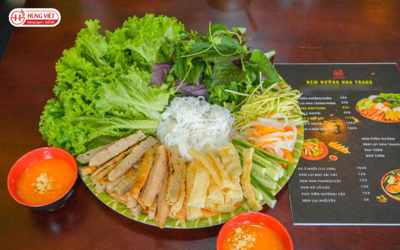 Hùng Việt sát cánh cùng anh chị chủ quán ngay từ những bước đầu kinh doanh.