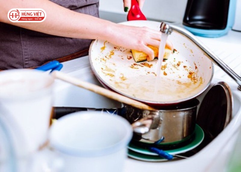  Loại bỏ dầu mỡ và thức ăn thừa 