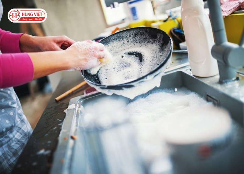 Dùng xà phòng rửa sạch dụng cụ 