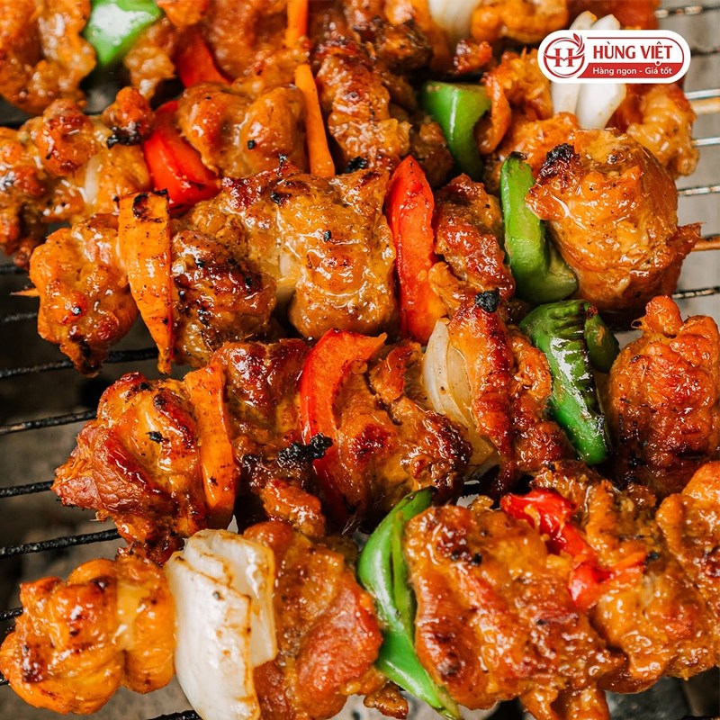 Thịt xiên nướng được yêu thích nhờ được tẩm ướp sẵn, hương vị thơm ngon