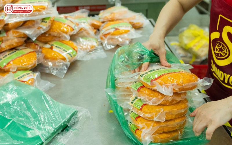 Chả mỡ được đóng gói cẩn thận trong bao bì đúng quy cách