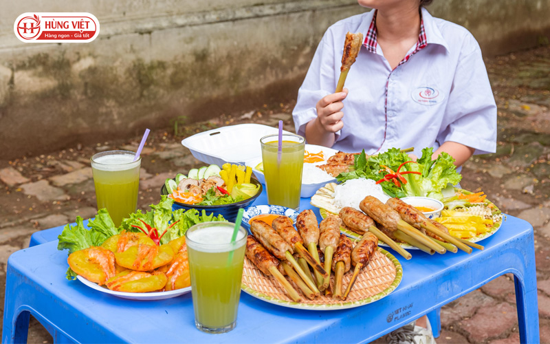 Lên món và phục vụ khách ngay khi nem đã đạt nhiệt độ làm nóng phù hợp