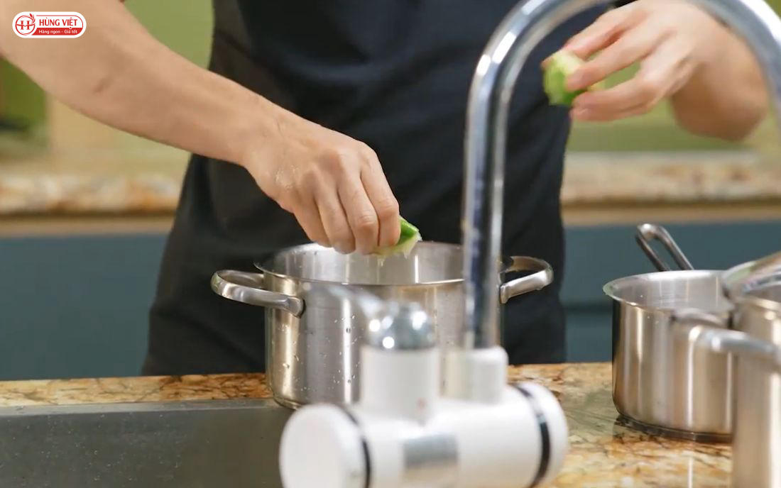 Vắt nước cốt chanh vào nồi.
